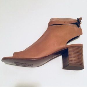 💋 Vince open toe leather tan booties (like new!)